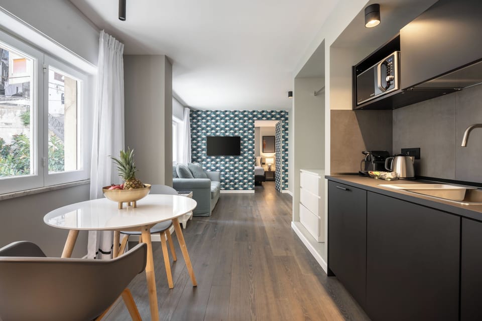 Apartment, City View | Living area | 32-inch flat-screen TV with digital channels, Netflix