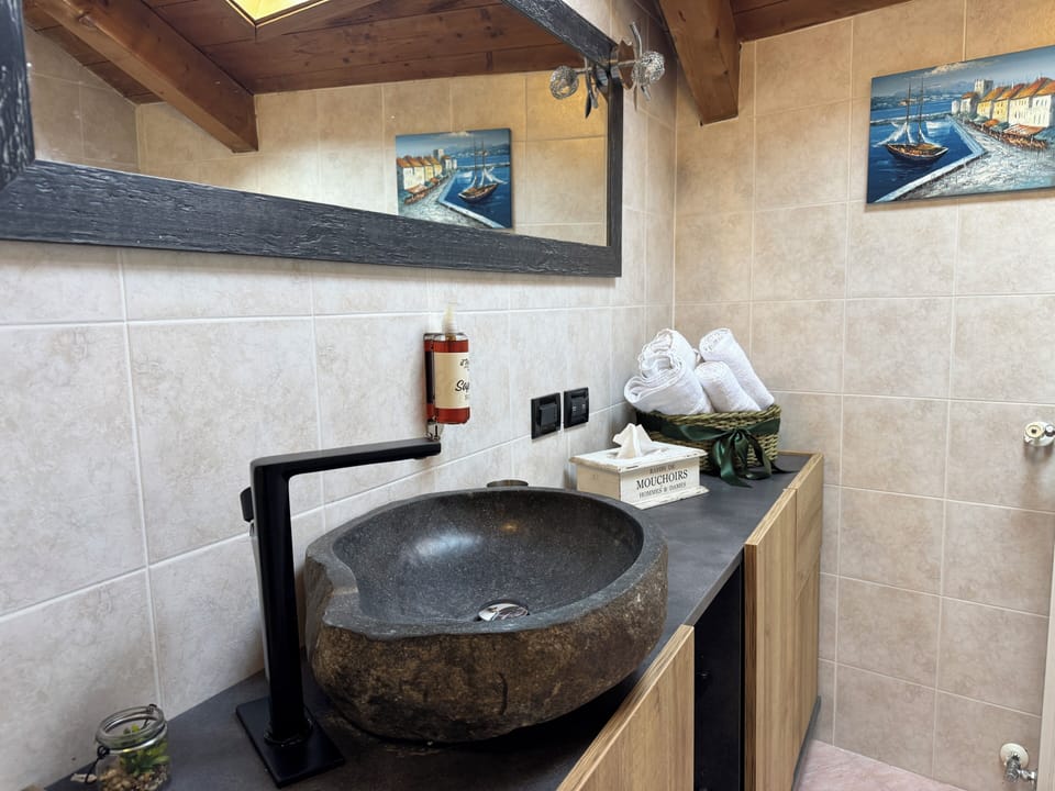 Family Apartment | Bathroom | Shower, free toiletries, hair dryer, bidet