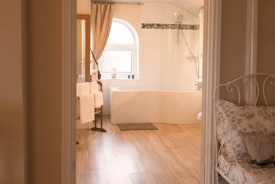 Sea View Suite, 1 King Bed | Bathroom | Free toiletries, hair dryer, towels
