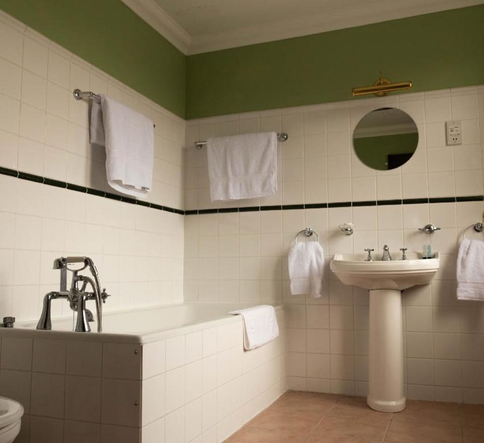 Single Room, 1 Twin Bed | Bathroom | Free toiletries, towels