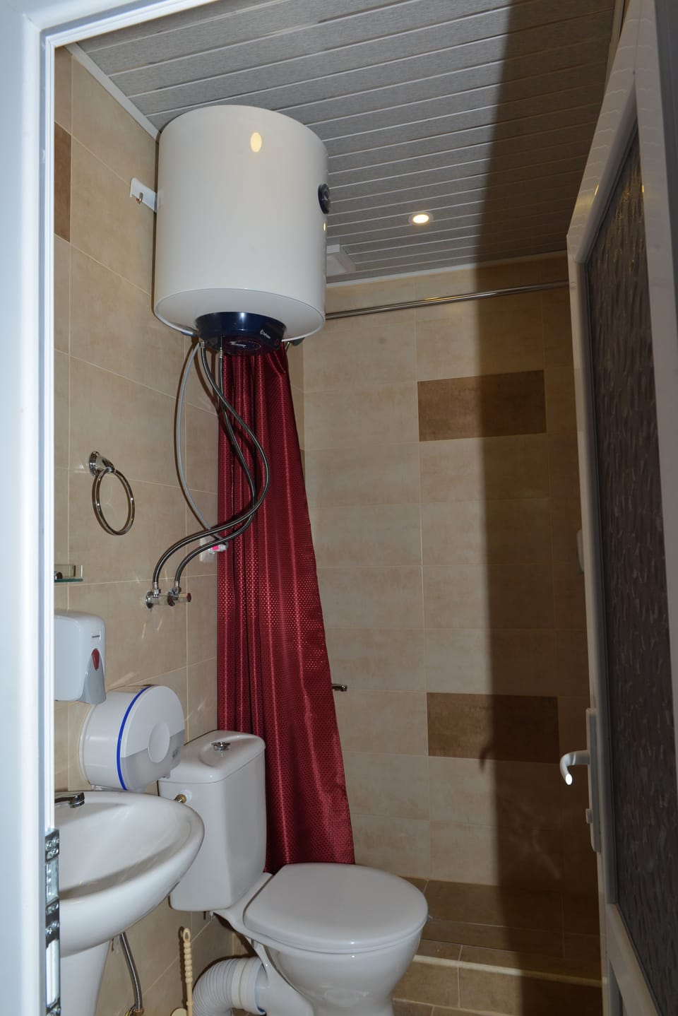Triple Room, City View | Bathroom | Shower, rainfall showerhead, designer toiletries, hair dryer