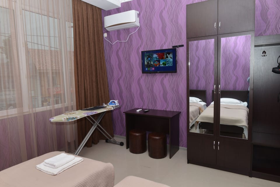Twin Room, Mountain View | Desk, soundproofing, iron/ironing board, free cribs/infant beds