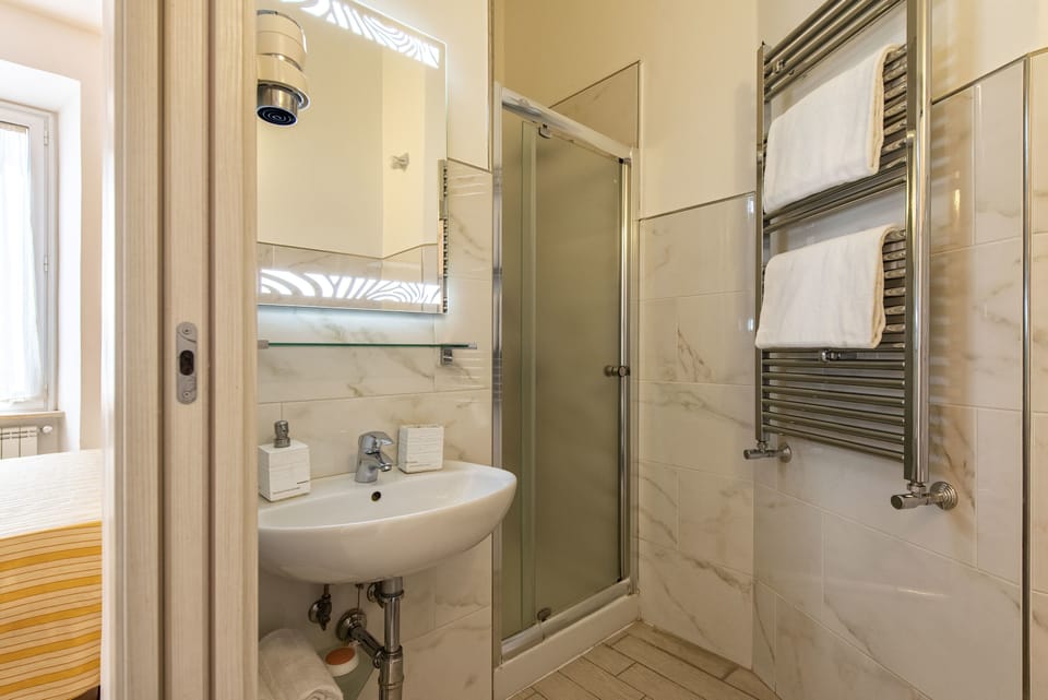 Double Room | Bathroom | Shower, free toiletries, hair dryer, slippers