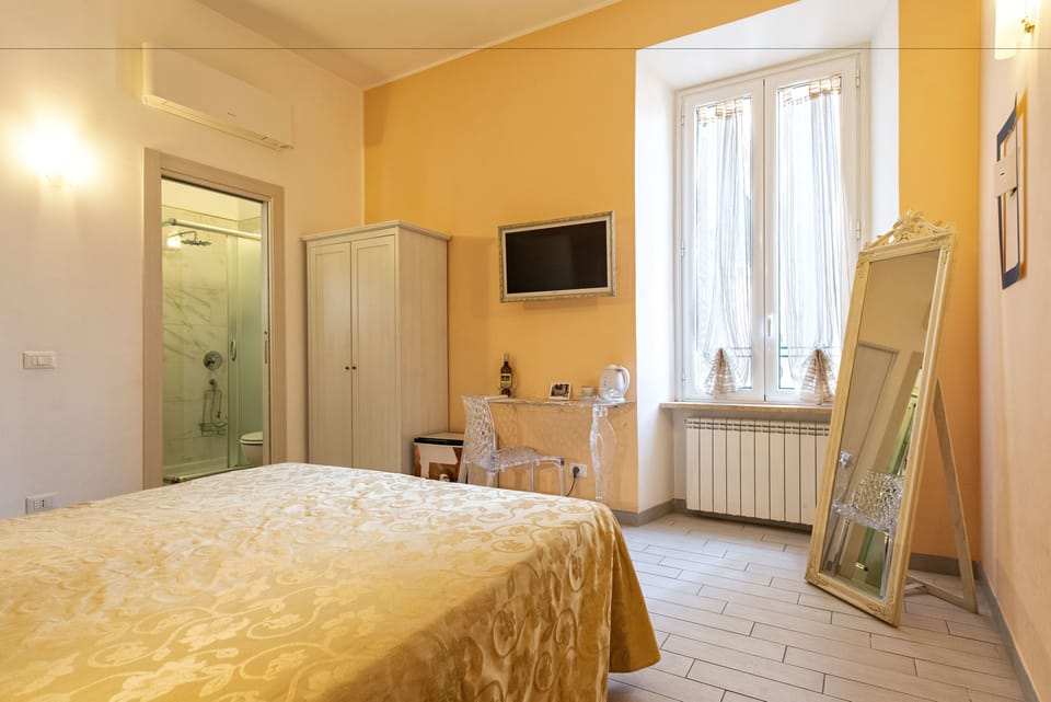 Double Room | 1 bedroom, premium bedding, minibar, in-room safe