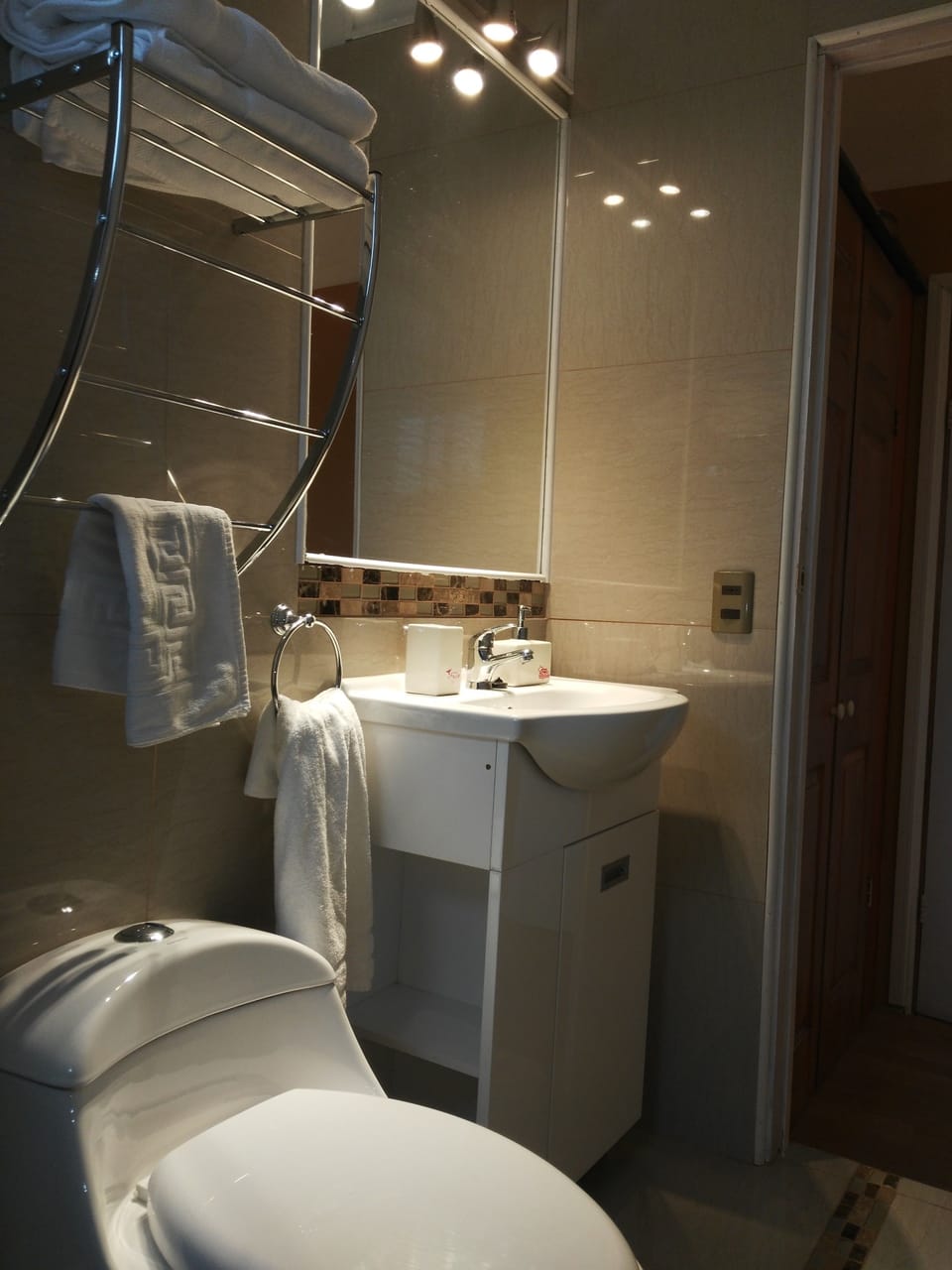 Superior Double Room, 1 Double Bed | Bathroom | Shower, rainfall showerhead, hair dryer, towels