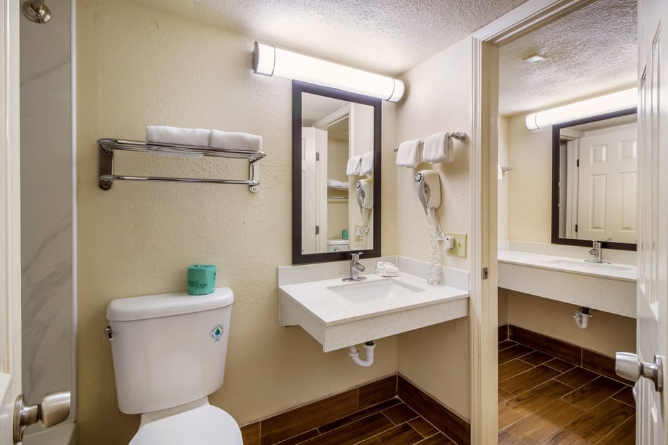 Suite, 1 King Bed, Non Smoking, Kitchenette | Bathroom | Free toiletries, towels