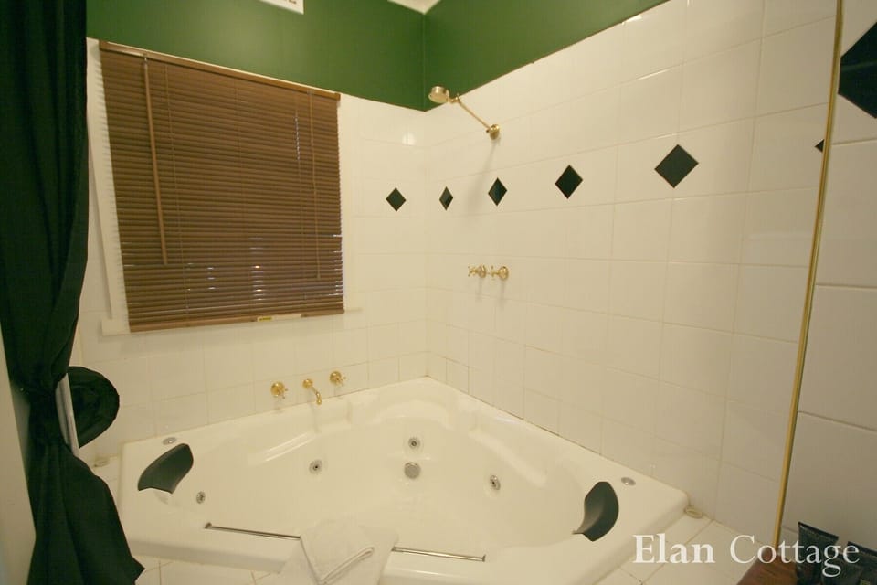 Large corner spa bath.