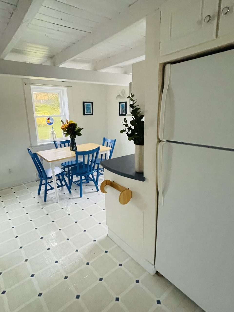 Bright, airy, full size kitchen.