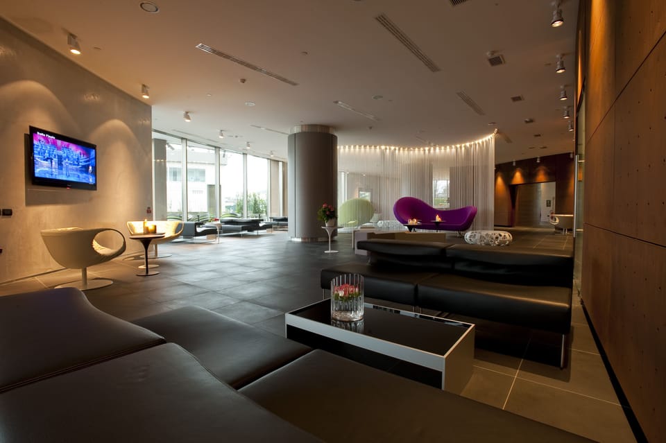 Lobby lounge