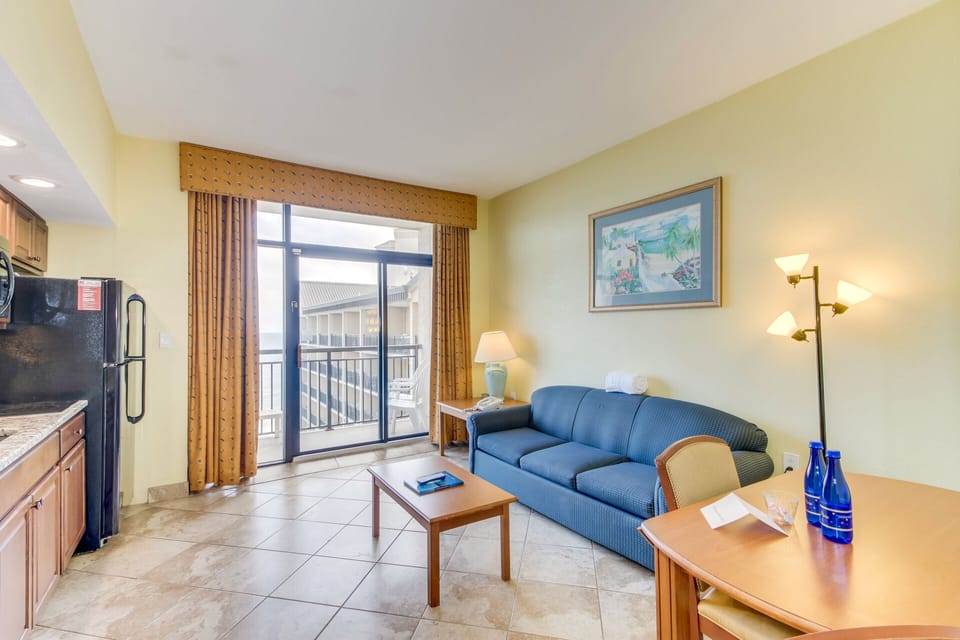 Oceanfront living room & kitchen