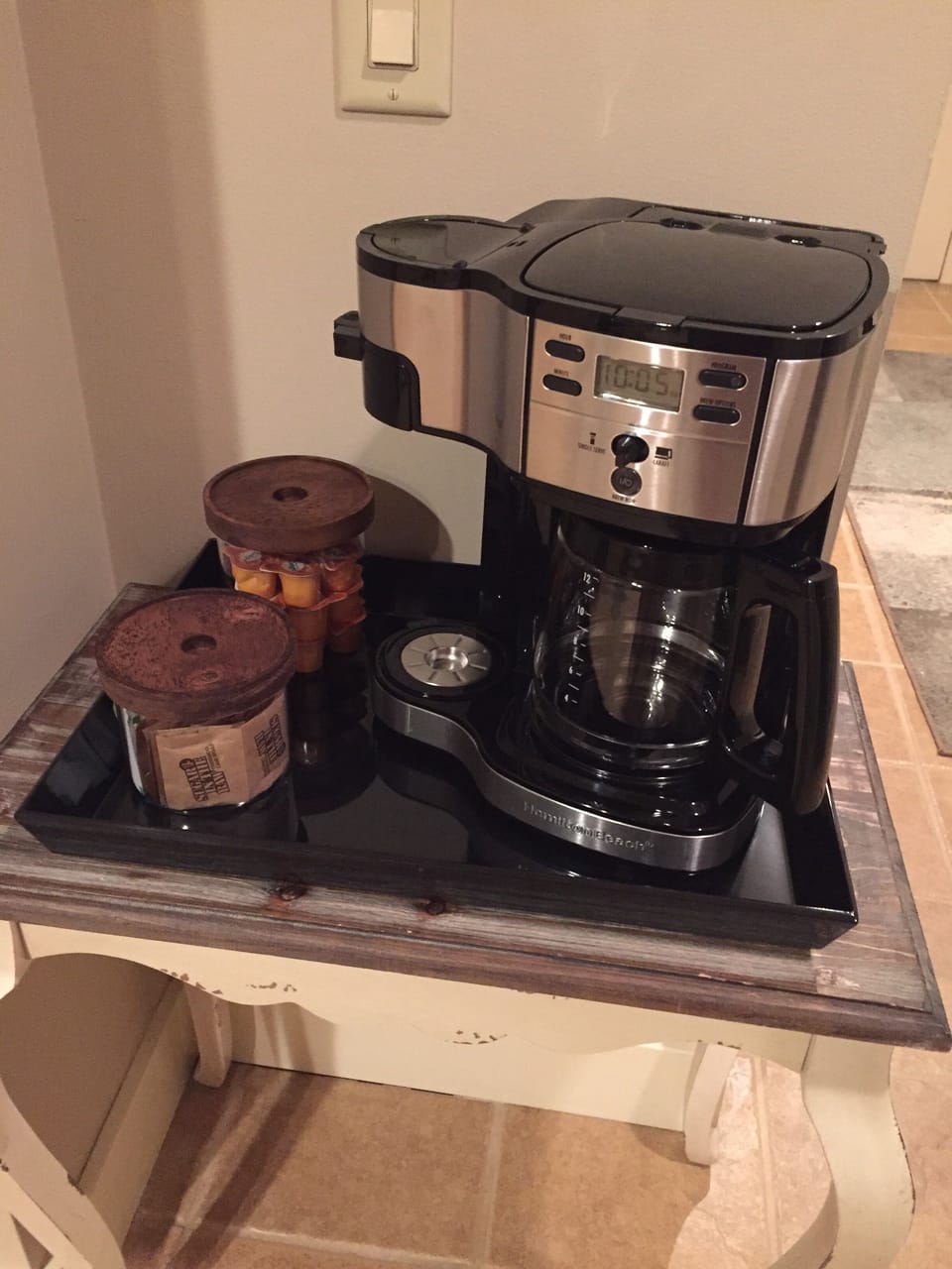 Coffeemaker can make single cups or 10cup brew