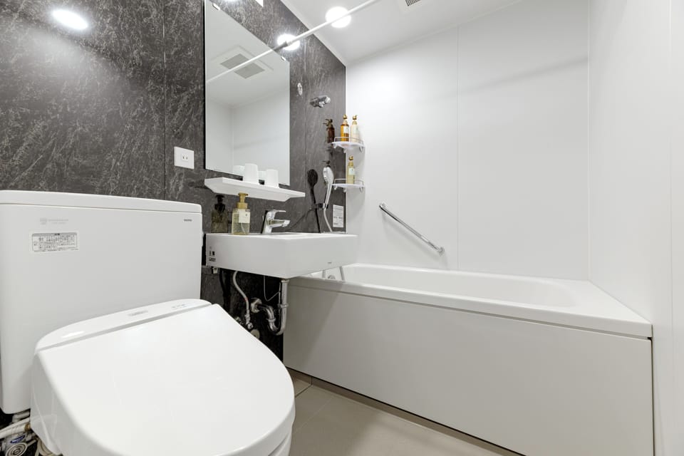 Twin Room, Non Smoking | Bathroom | Combined shower/tub, free toiletries, hair dryer, slippers
