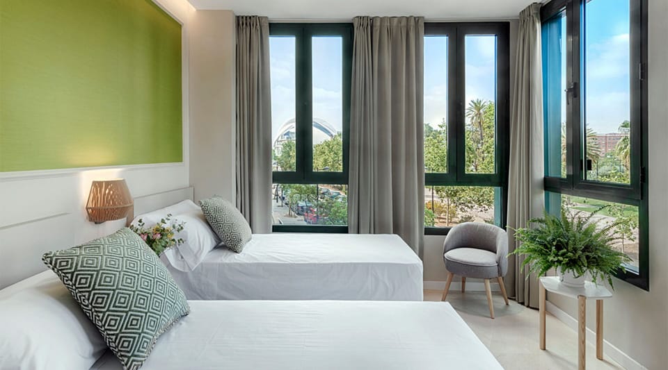 Premium bedding, in-room safe, blackout drapes, soundproofing