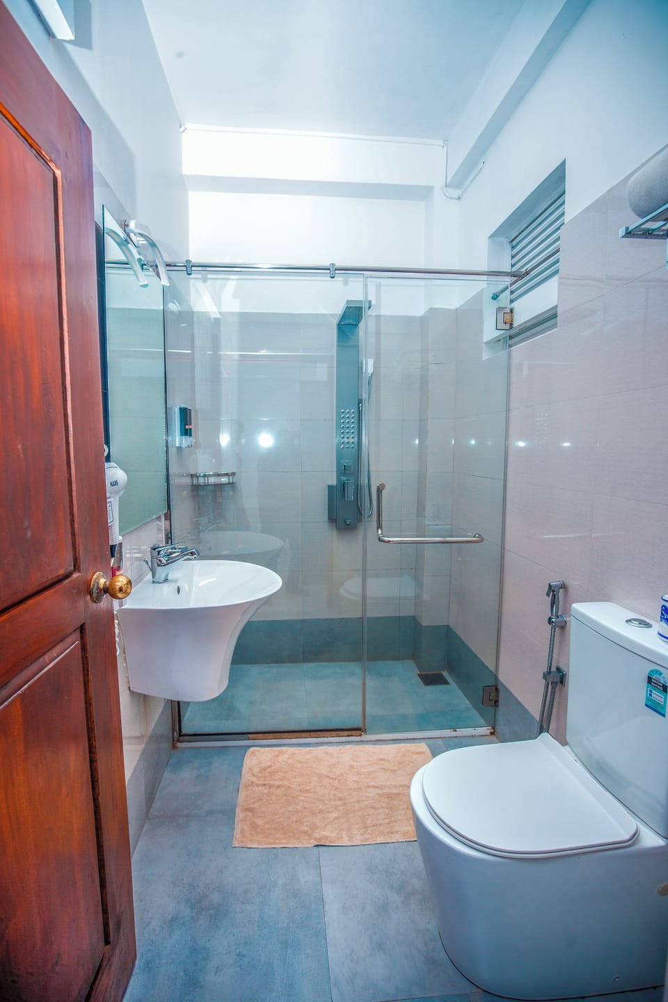 Deluxe Double Room, 1 King Bed | Bathroom | Shower, free toiletries, hair dryer, bidet
