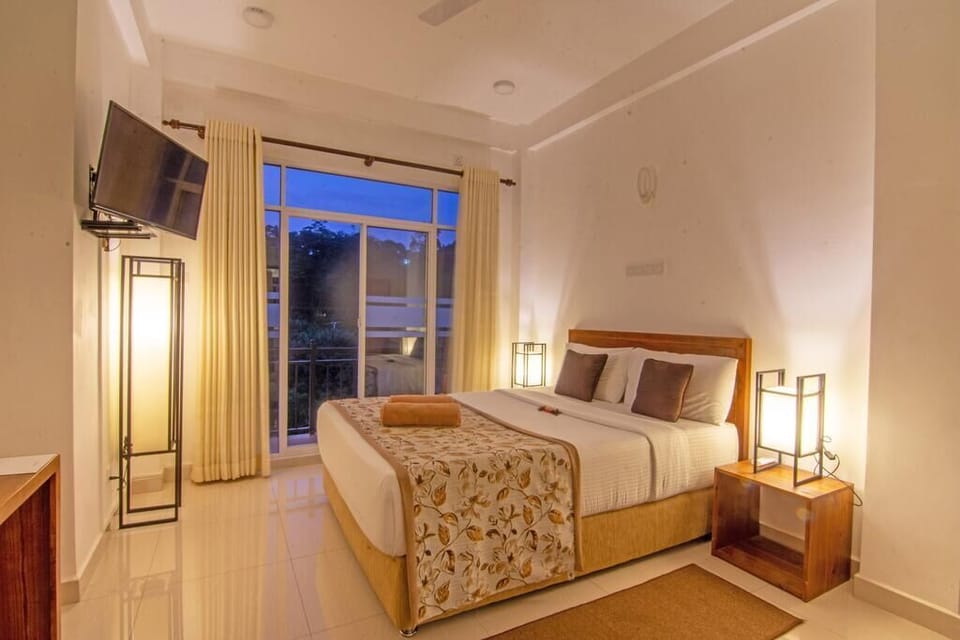 Premium bedding, desk, blackout drapes, free WiFi