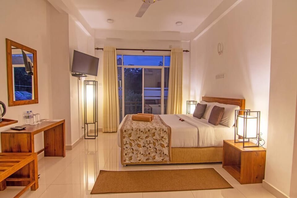 Premium bedding, desk, blackout drapes, free WiFi