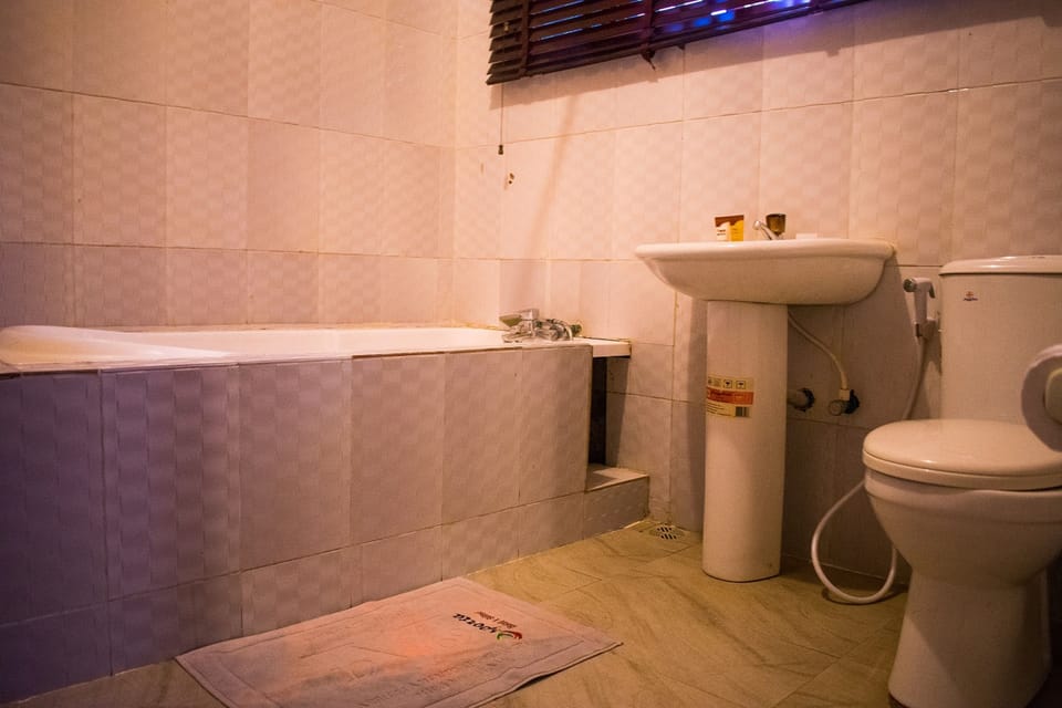 Executive Room, 1 Double Bed | Bathroom | Shower, rainfall showerhead, towels