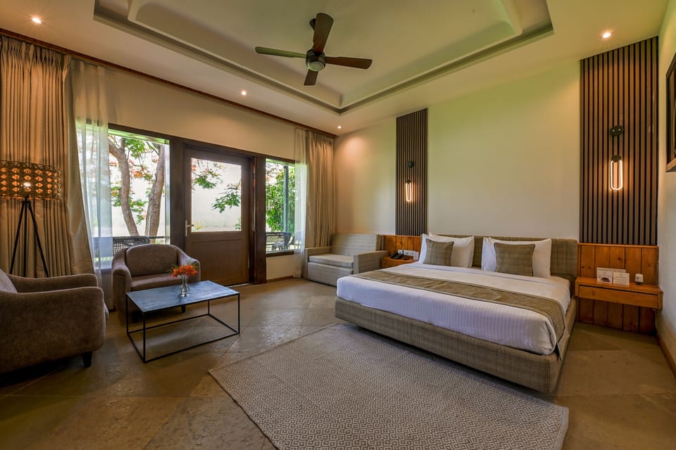 Luxury Double Room, 1 King Bed, River View | Premium bedding, individually furnished, desk, soundproofing