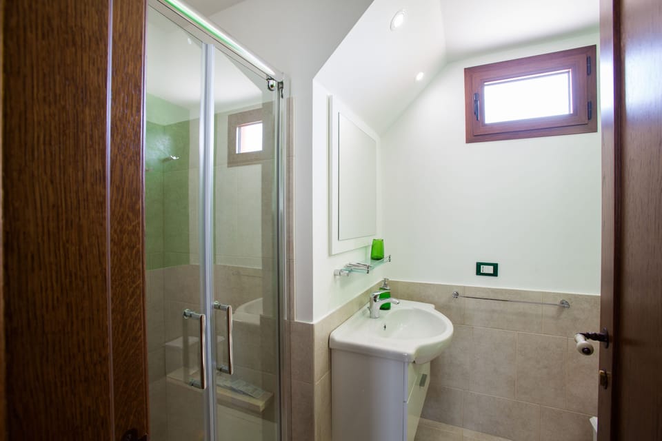 Standard Quadruple Room | Bathroom | Shower, free toiletries, hair dryer, towels