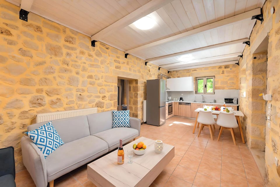 House, 2 Bedrooms | Private kitchen | Full-size fridge, microwave, oven, stovetop