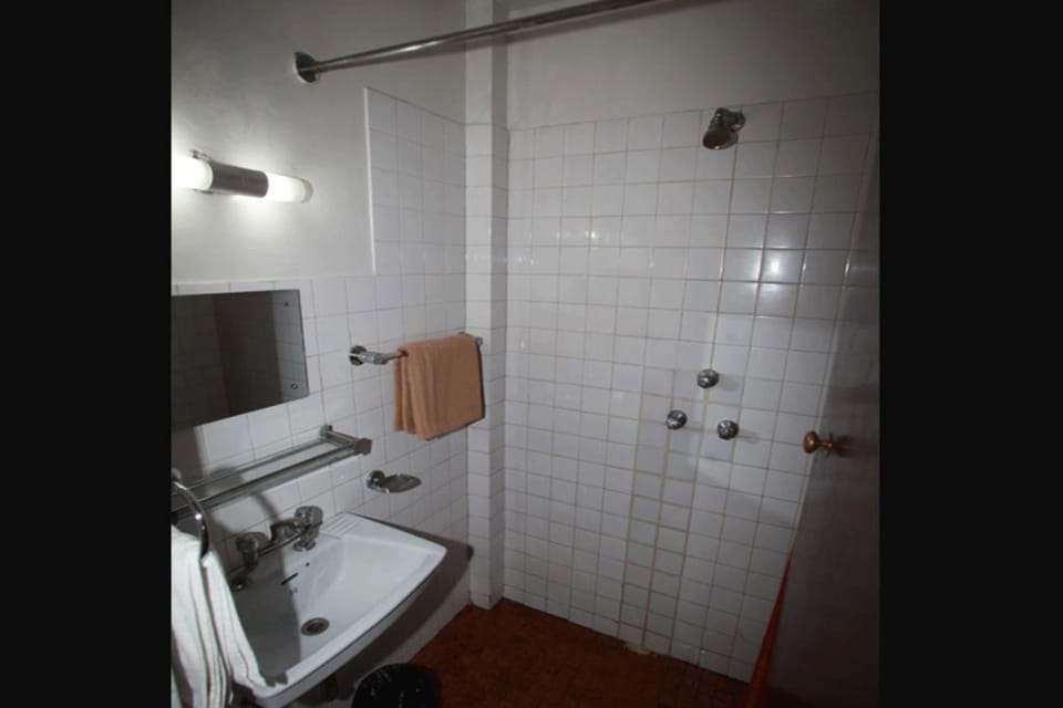 Standard Room | Bathroom | Shower, free toiletries