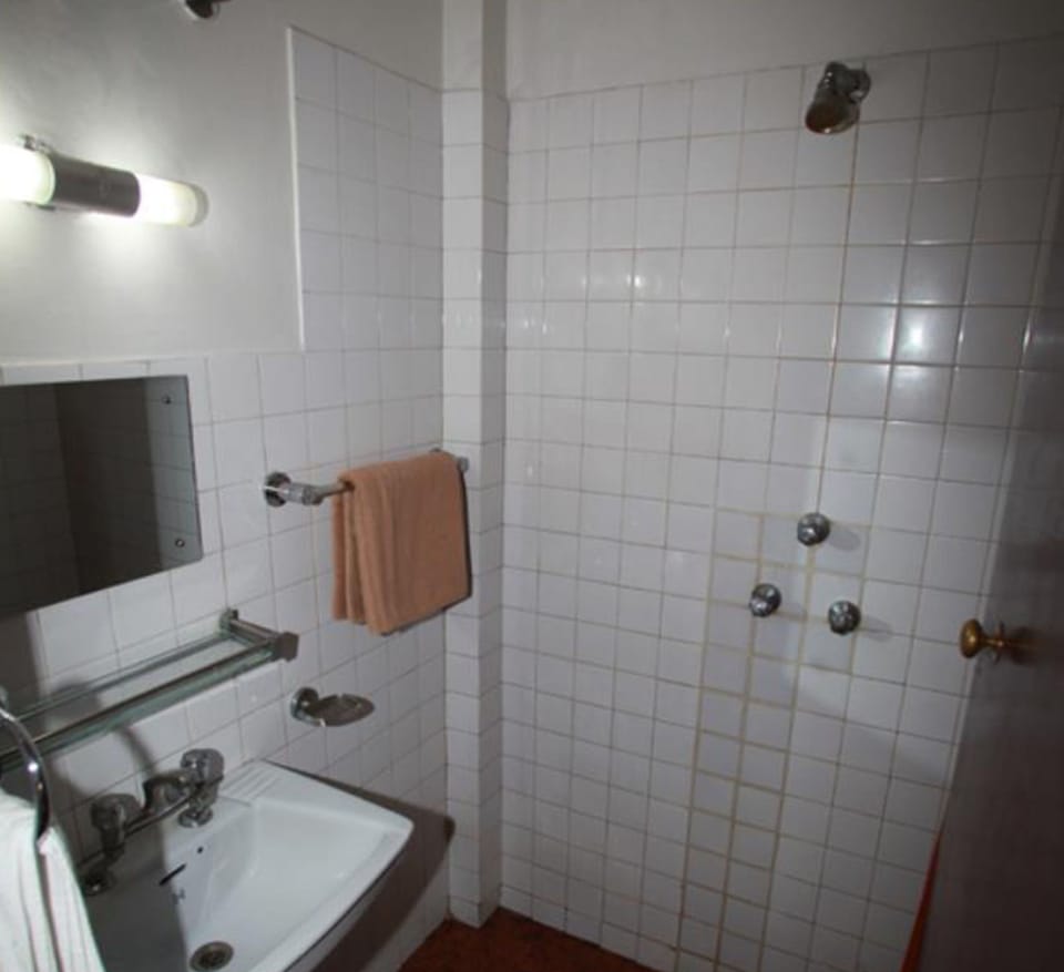 Shower, free toiletries