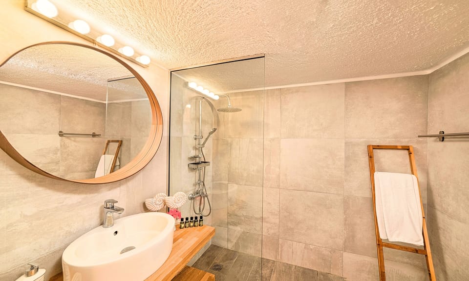 House | Bathroom | Free toiletries, hair dryer, towels