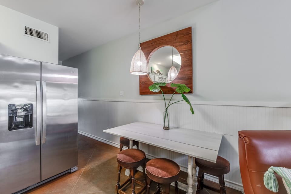 Family Room, Accessible, Private Bathroom (The Luv Shack) | Dining