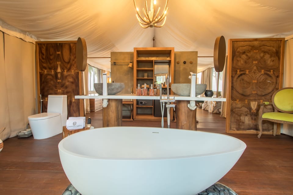 Palam Suite | Bathroom | Separate tub and shower, deep soaking tub, hydromassage showerhead