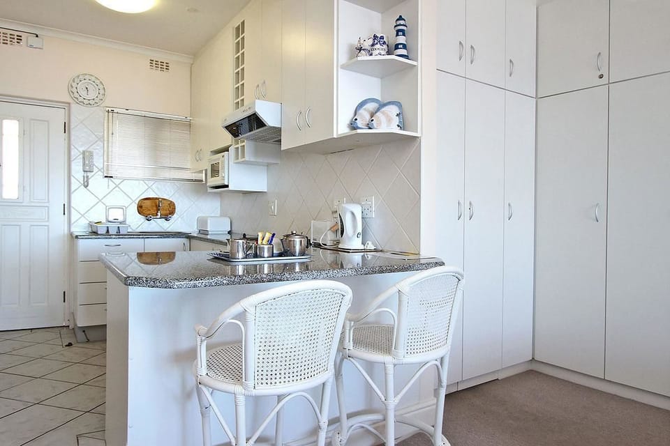 Studio | Private kitchen | Fridge, microwave, stovetop, electric kettle