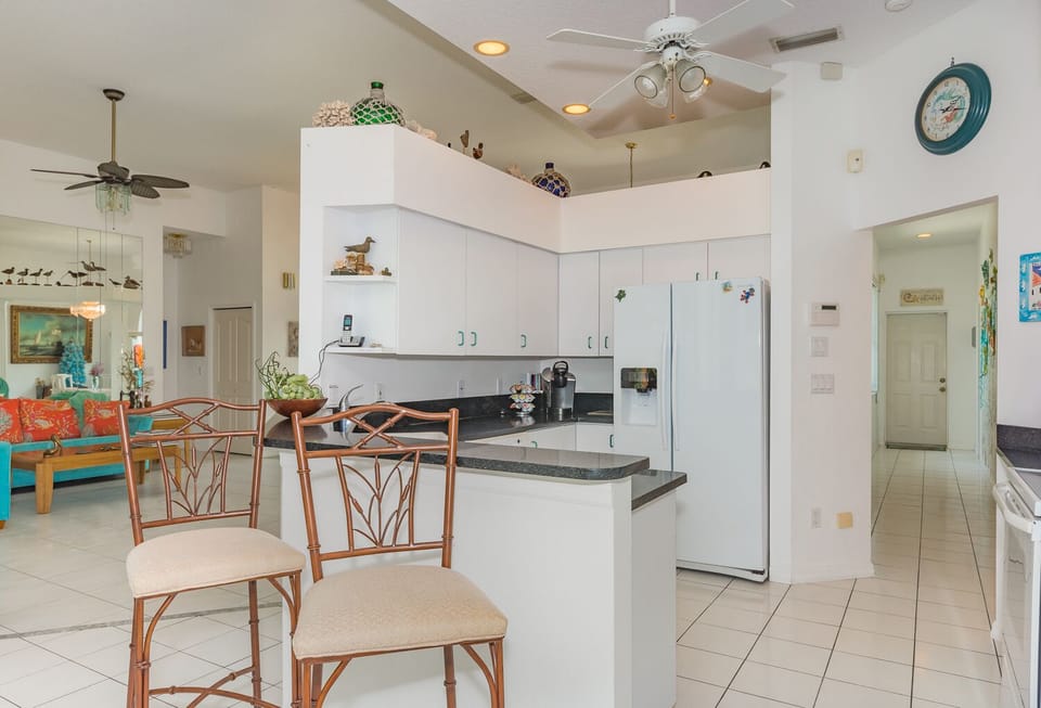 Extra seating for 2 at the kitchen counter.