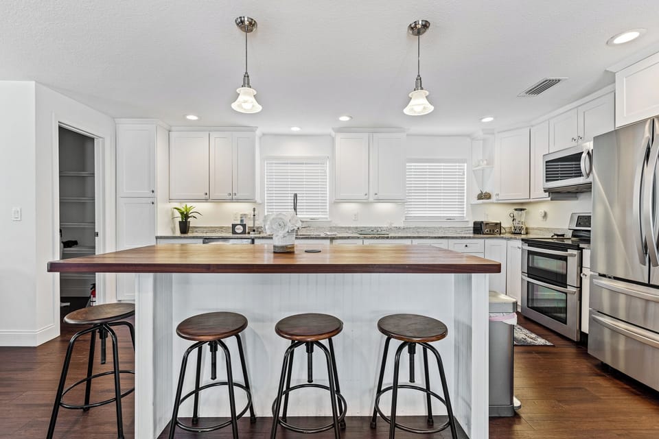 Extra seating for 4 at the kitchen island,