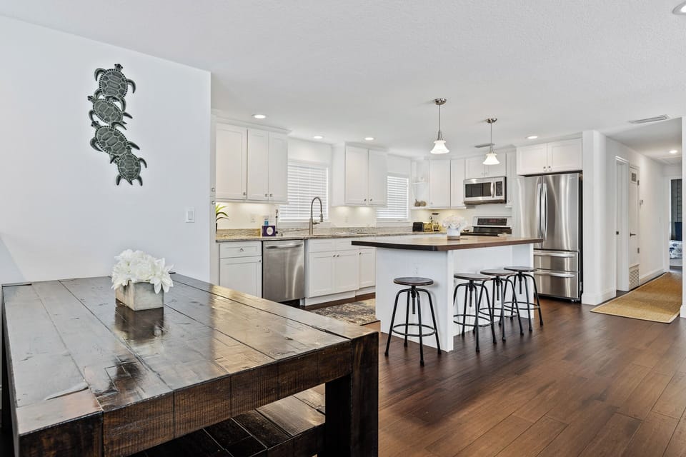 Dining area with seating for 6.