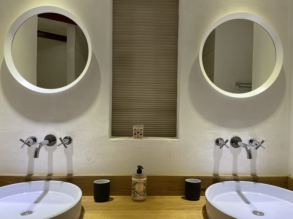 Suite (Amis) | Bathroom | Free toiletries, hair dryer, towels, soap