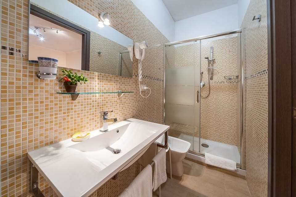 Triple Room, Balcony | Bathroom | Shower, free toiletries, hair dryer, bidet