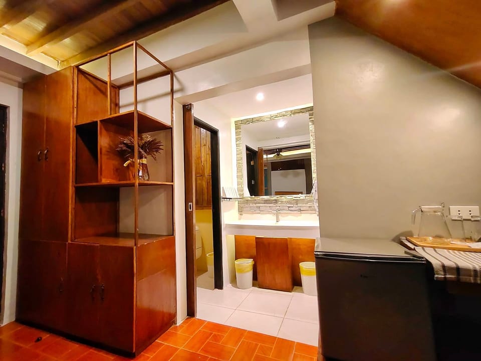 Premier Loft | Bathroom | Shower, free toiletries, towels