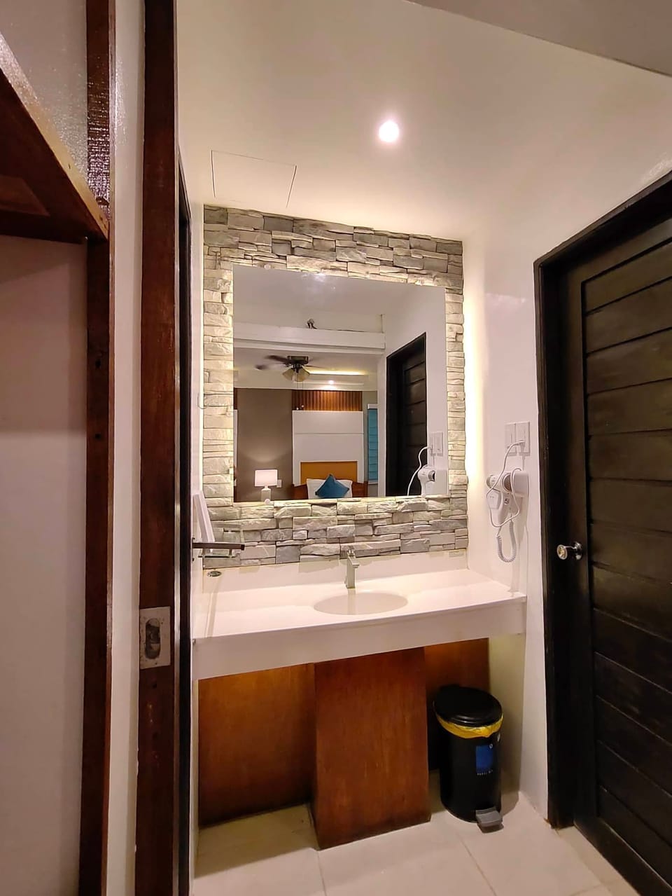 Premier Room | Bathroom | Shower, free toiletries, towels