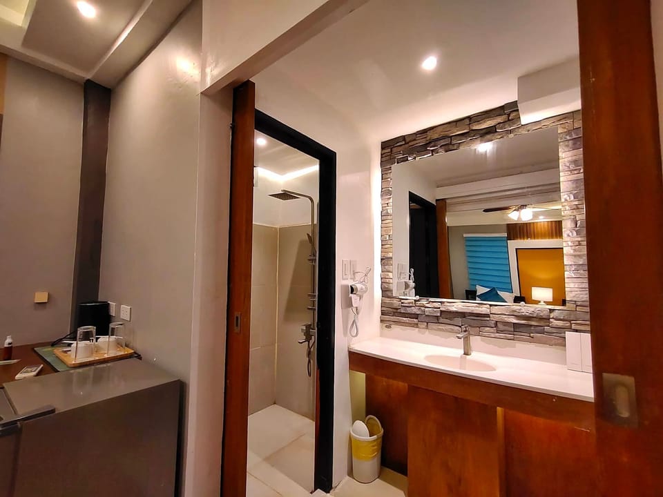Annex Room | Bathroom | Shower, free toiletries, towels
