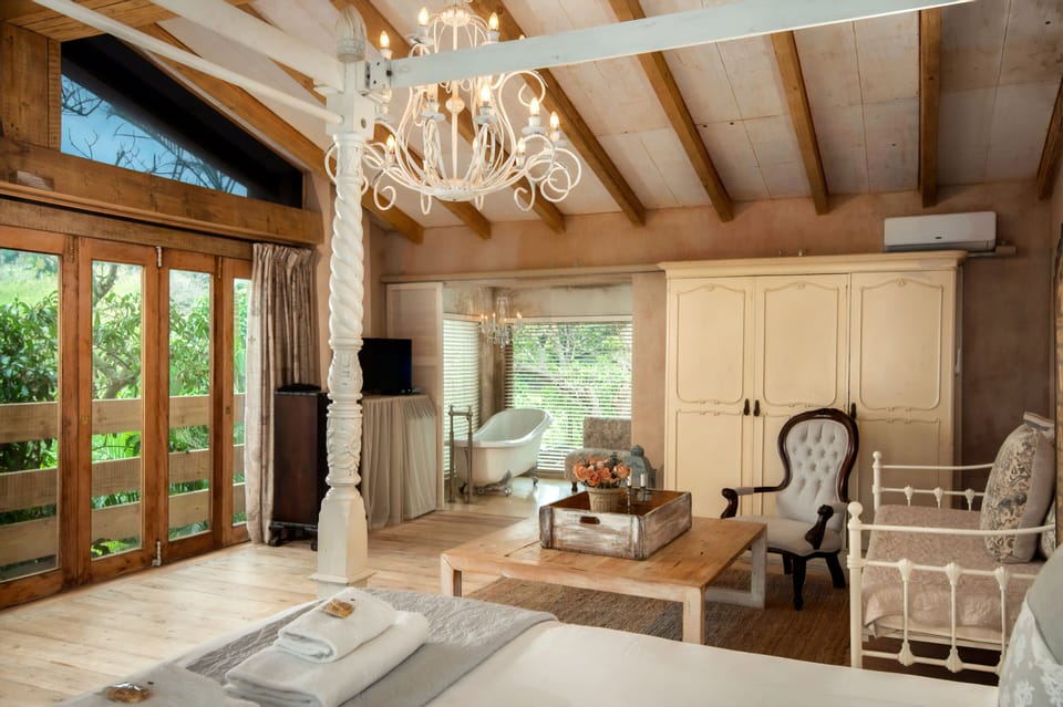 Luxury suite | Living area | 32-inch LED TV with satellite channels, TV