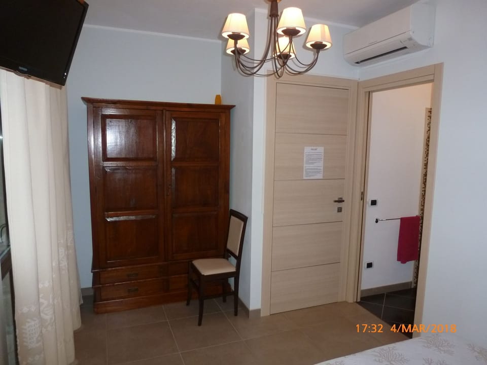 Double Room | Individually decorated, individually furnished, desk, blackout drapes