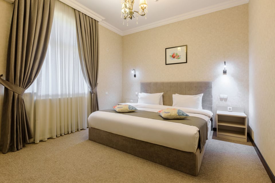 Suite, 1 King Bed with Sofa bed, Non Smoking | Premium bedding, minibar, in-room safe, desk