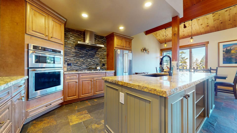 Condo, 4 Bedrooms | Private kitchen | Fridge, microwave, oven, dishwasher
