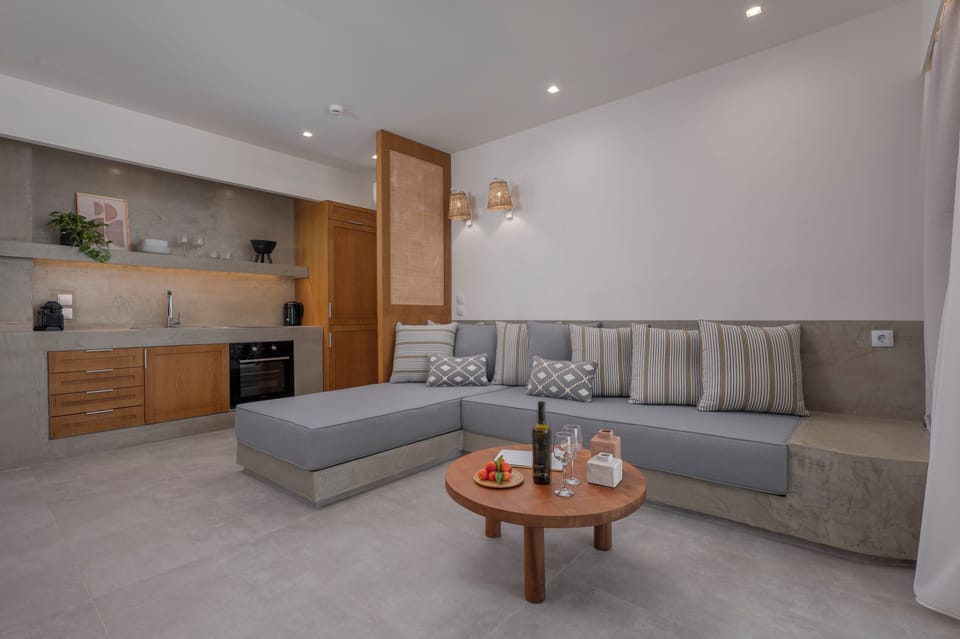 Prestige Suite Sea View with Private Pool | Private kitchen | Espresso maker, coffee/tea maker, fridge, stovetop