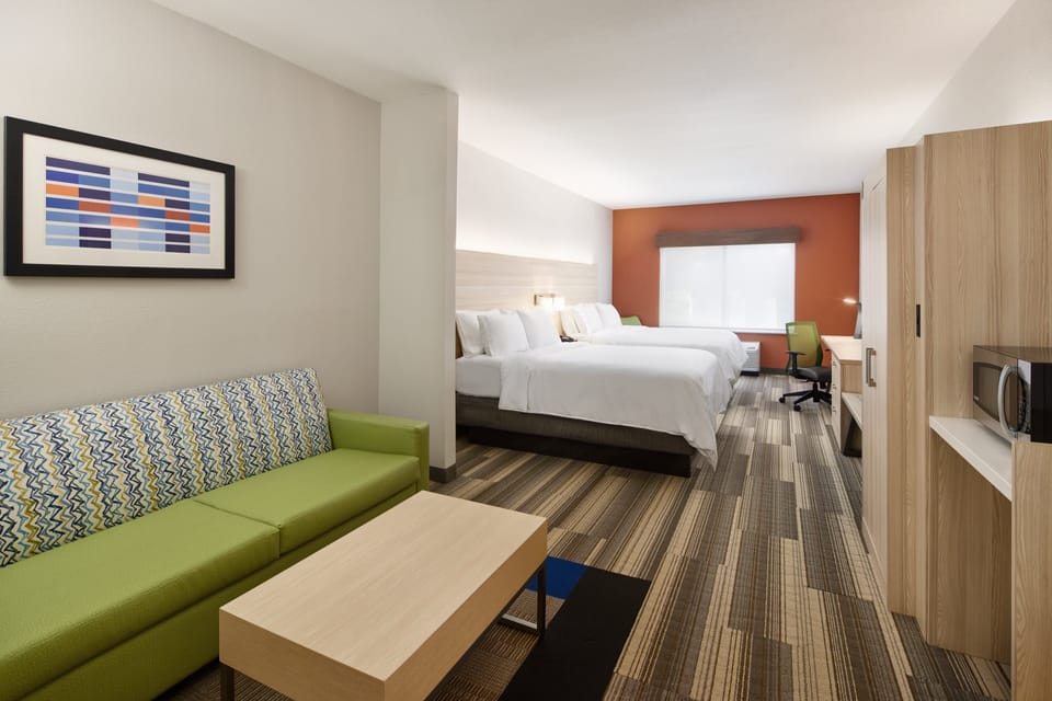 Premium bedding, in-room safe, desk, iron/ironing board