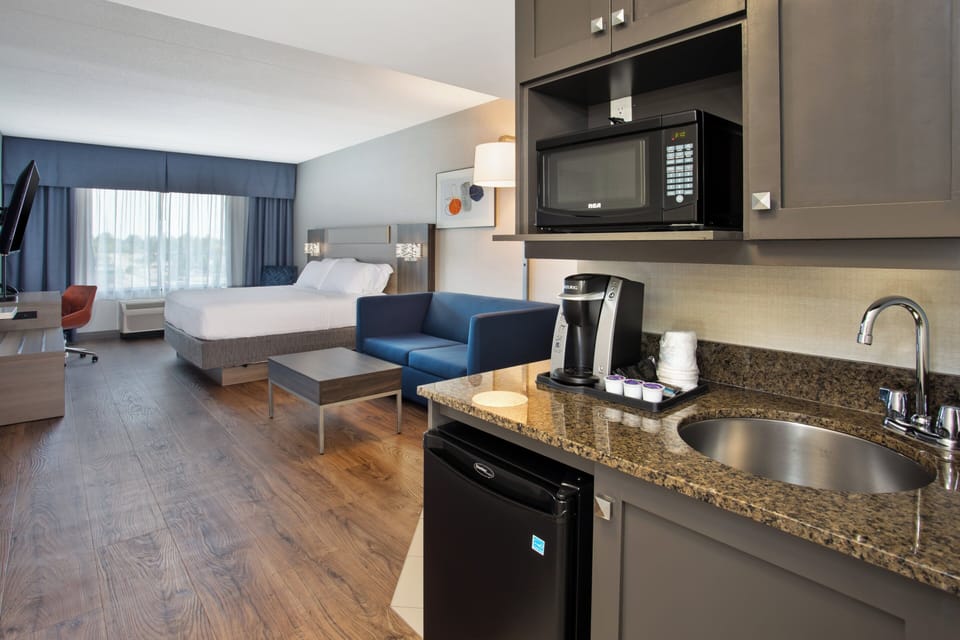 Suite, 1 King Bed, Jetted Tub (Walk-In Shower) | Desk, iron/ironing board, rollaway beds, free WiFi