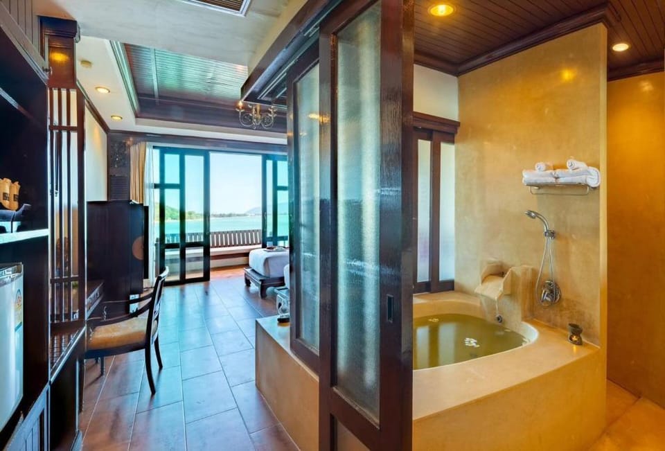 Deluxe Suite, Sea View | 1 bedroom, hypo-allergenic bedding available, minibar, in-room safe
