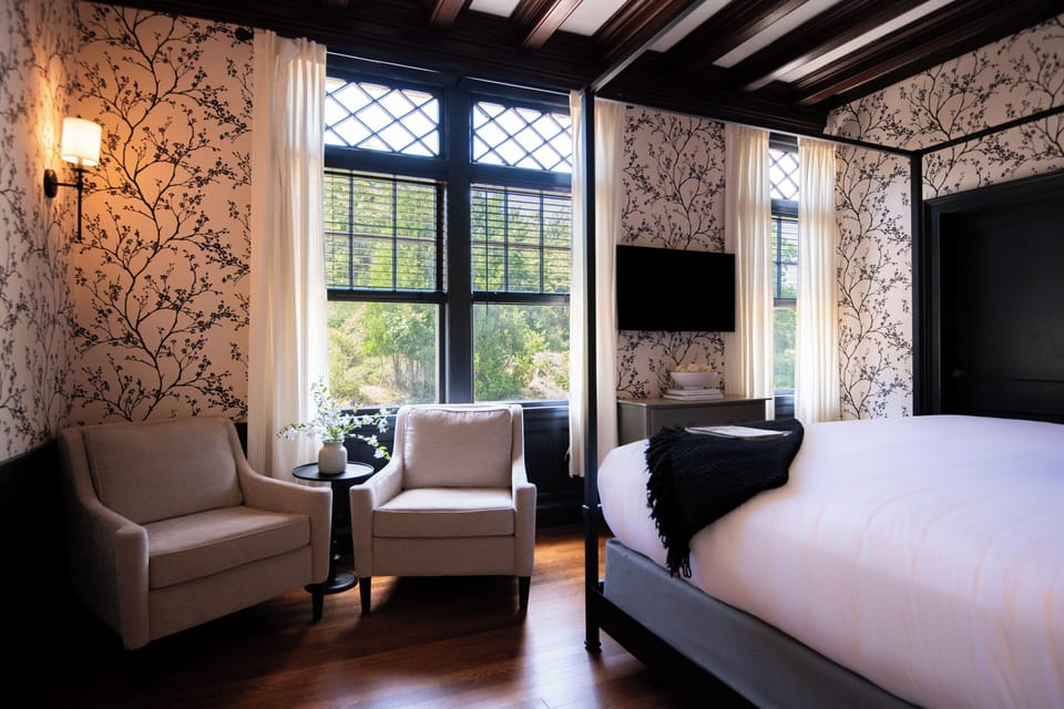Deluxe King, Room 1 | Egyptian cotton sheets, premium bedding, pillowtop beds, blackout drapes