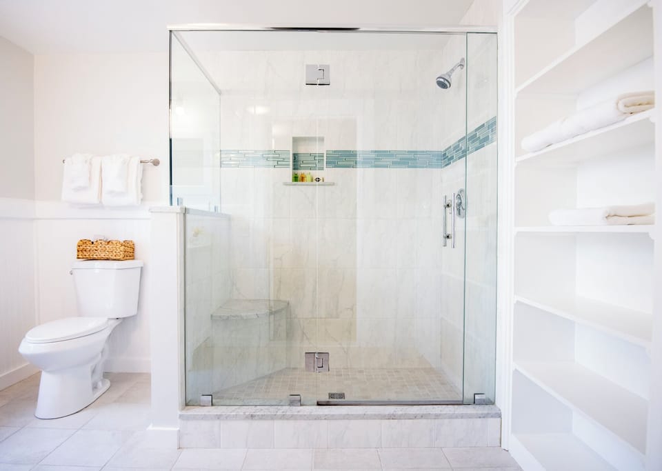 Deluxe King, Room 12 | Bathroom | Shower, free toiletries, hair dryer, towels