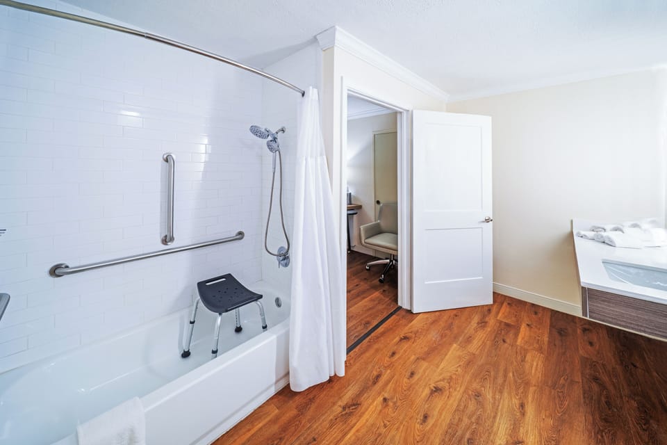 Combined shower/tub, hair dryer, towels