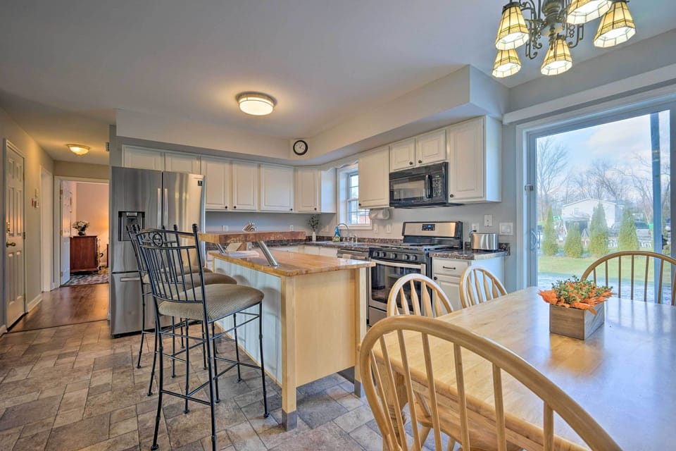 Kitchen & Dining Area
